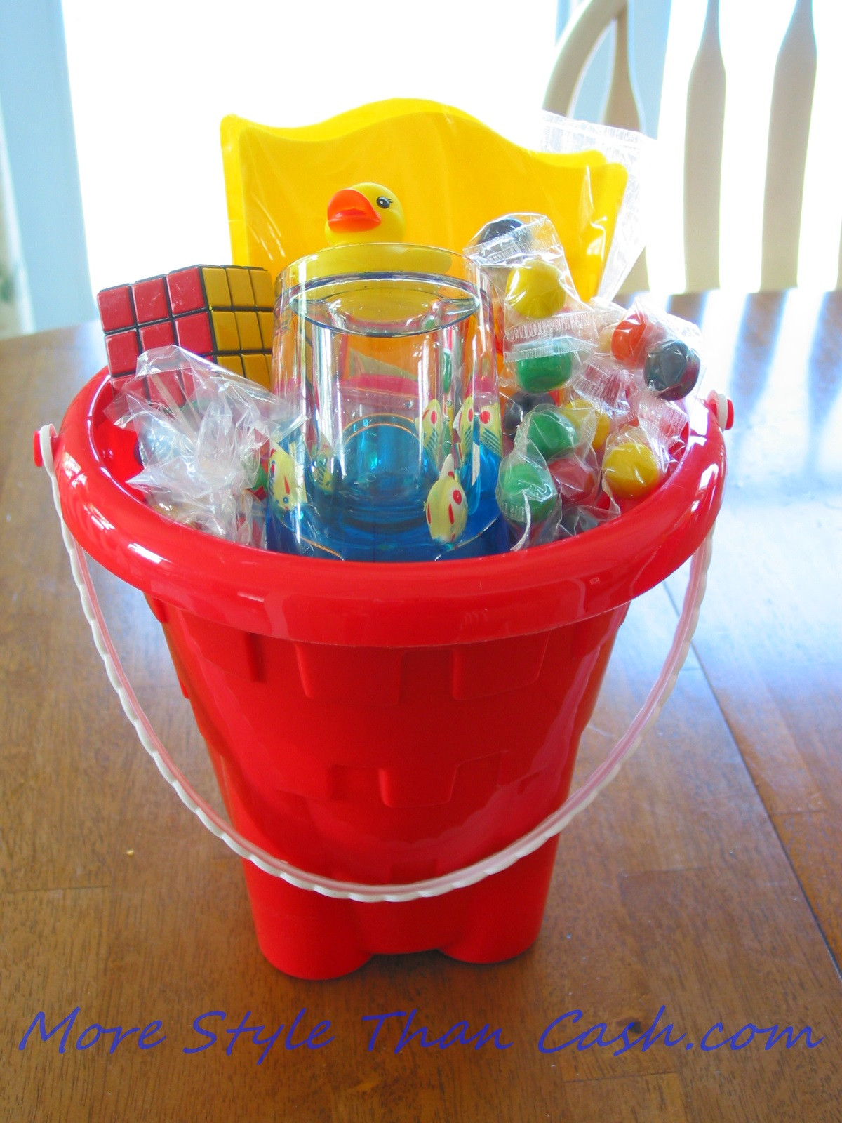 Beach Bag Gift Basket Ideas
 Inexpensive Gift Basket Beach Theme