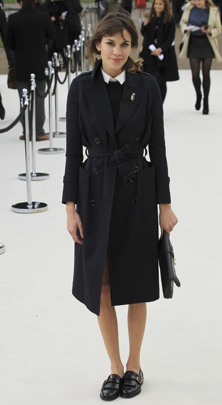 Brooches Outfit
 How to wear the black coat without looking boring