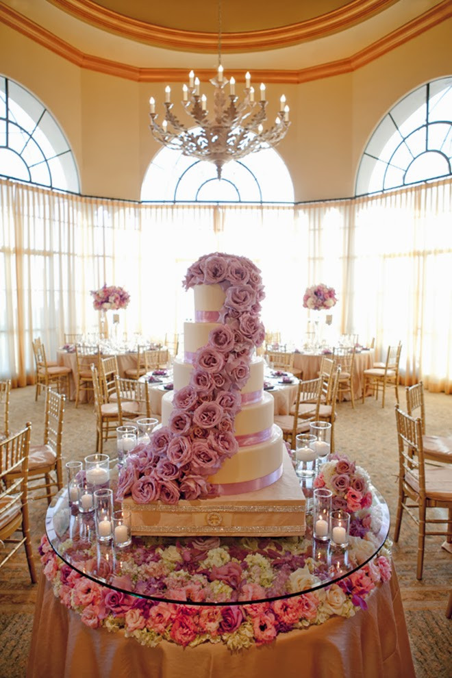 Cake Table Wedding
 Fabulous Wedding Cake Table Ideas Using Flowers Belle