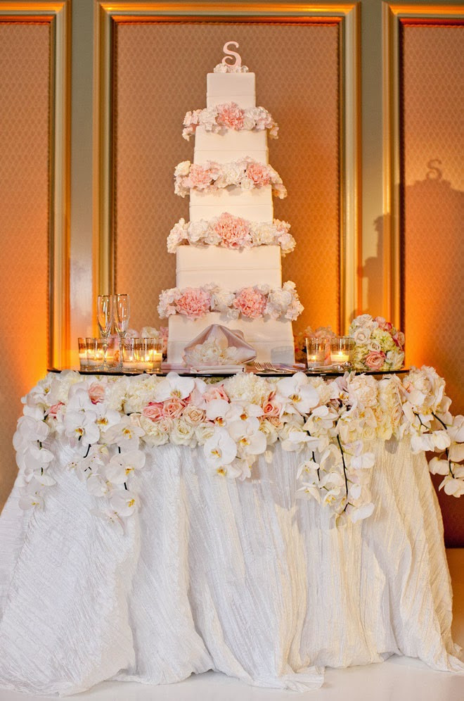 Cake Table Wedding
 Fabulous Wedding Cake Table Ideas Using Flowers Belle