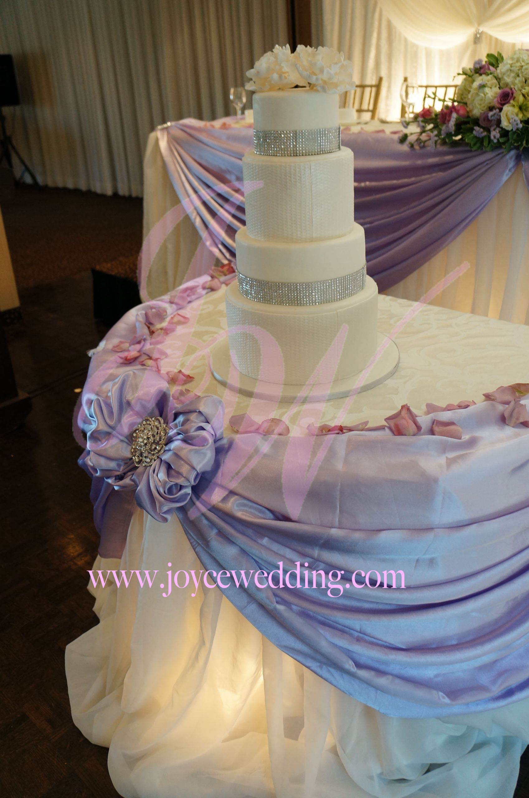 Cake Table Wedding
 Elegant Trendy Decoration for Wedding Cake Table