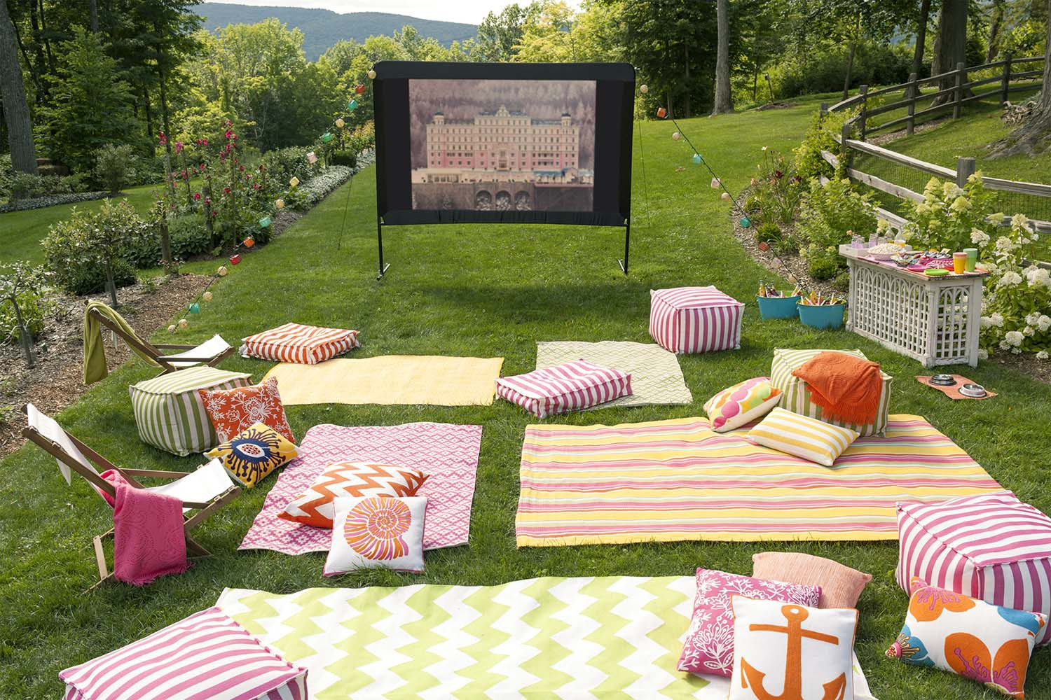 DIY Outdoor Movie Theater
 Easy DIY Outdoor Cinema Will Make Your Yard The Ultimate