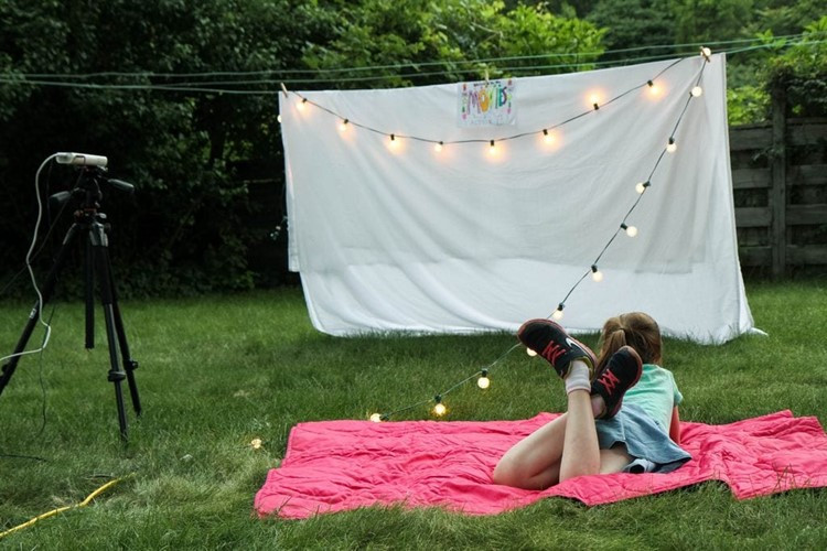 DIY Outdoor Movie Theater
 DIY Outdoor Movie Night MomAdvice