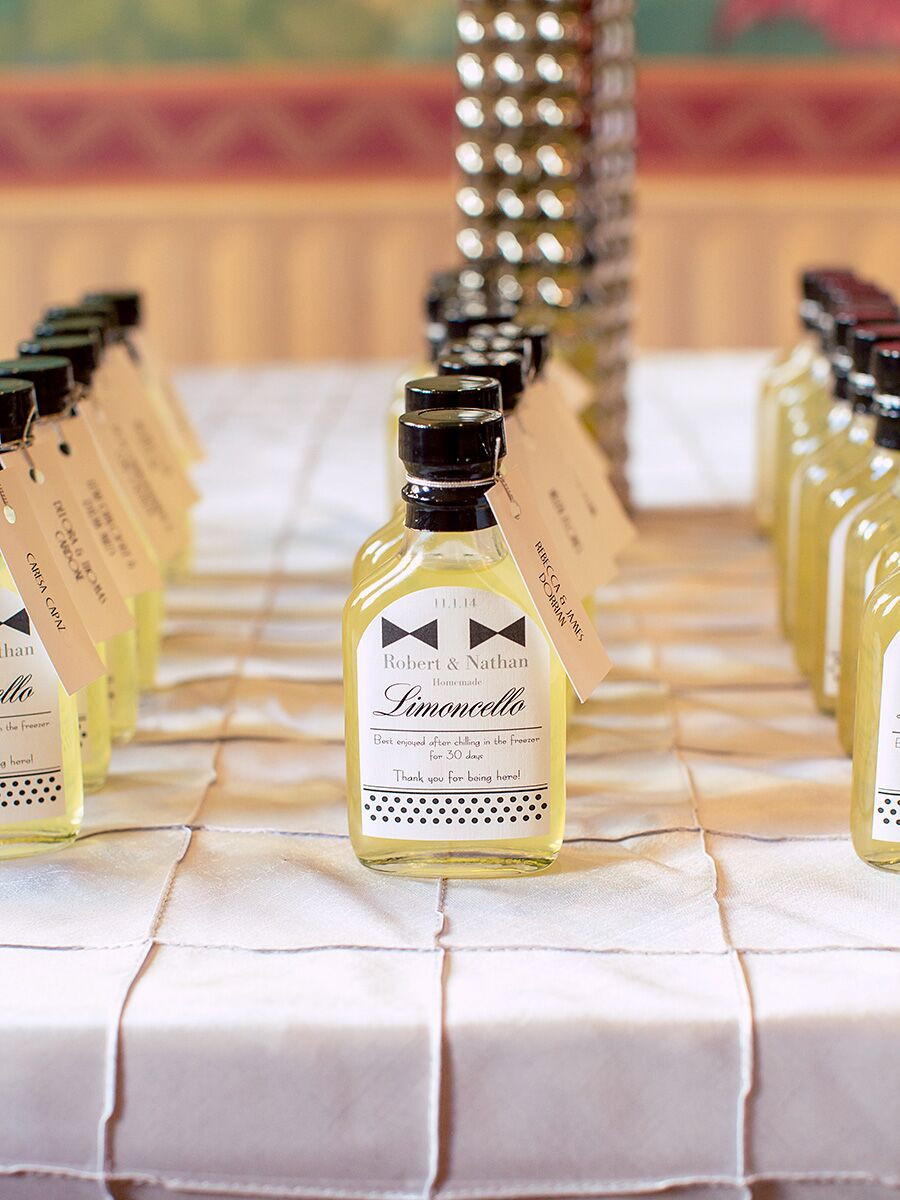 Ideas For Wedding Favors
 20 DIY Wedding Favors for Any Bud