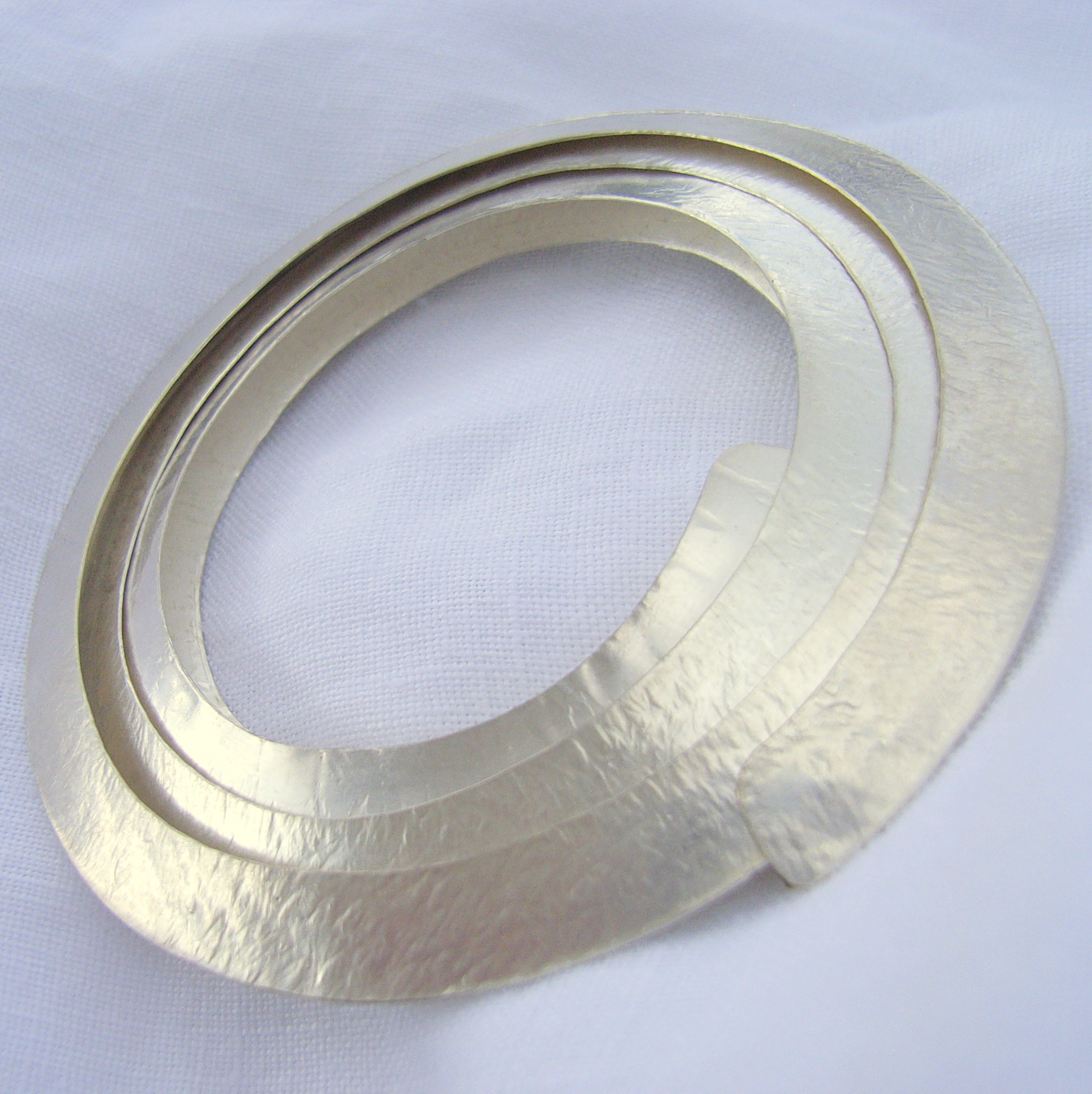 Metal Brooches
 Circle silver brooch