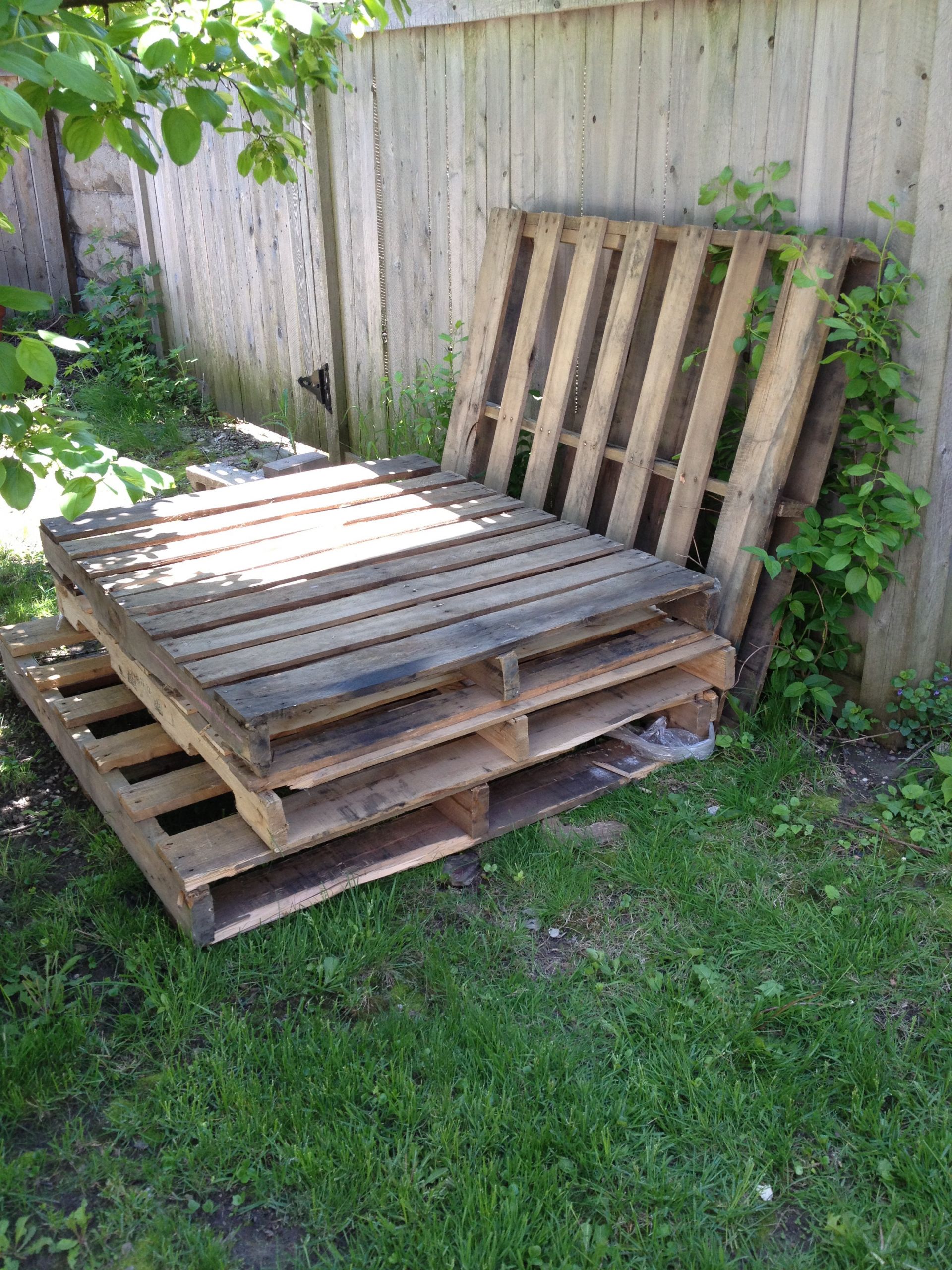 Pallet Backyard Furniture
 Temporary Outdoor Sofa with Pallets