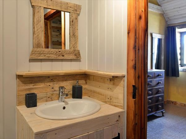 Pallet Wall Bathroom
 Using Old Pallets for Bathroom