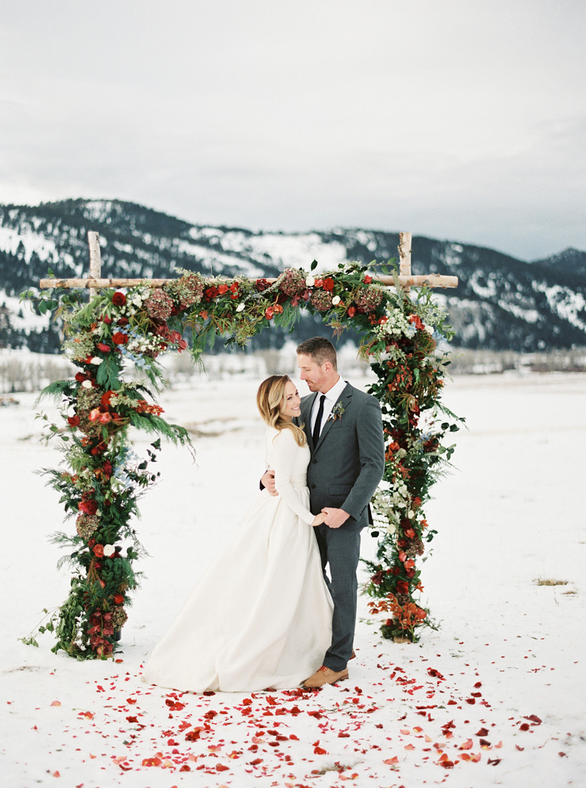 Winter Wedding Ideas Themes
 30 Awesome Winter Red Christmas Themed Festival Wedding