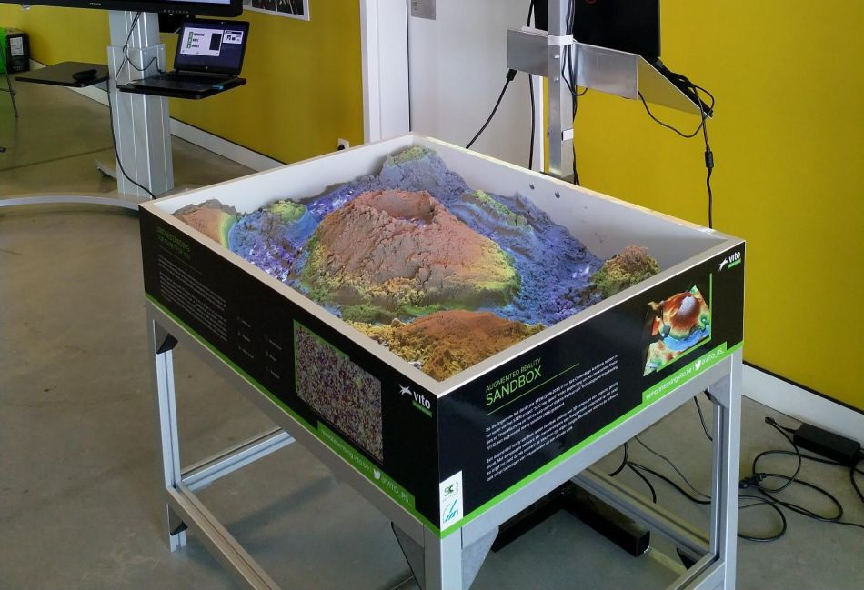 Augmented Reality Sandbox DIY
 VITO Students SCC build a professional Augmented Reality