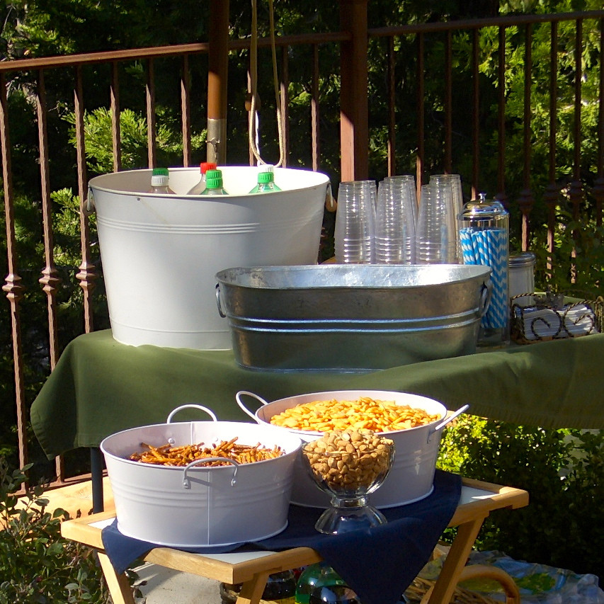 Backyard College Graduation Party Ideas
 HOW TO THROW A GREAT GRADUATION PARTY