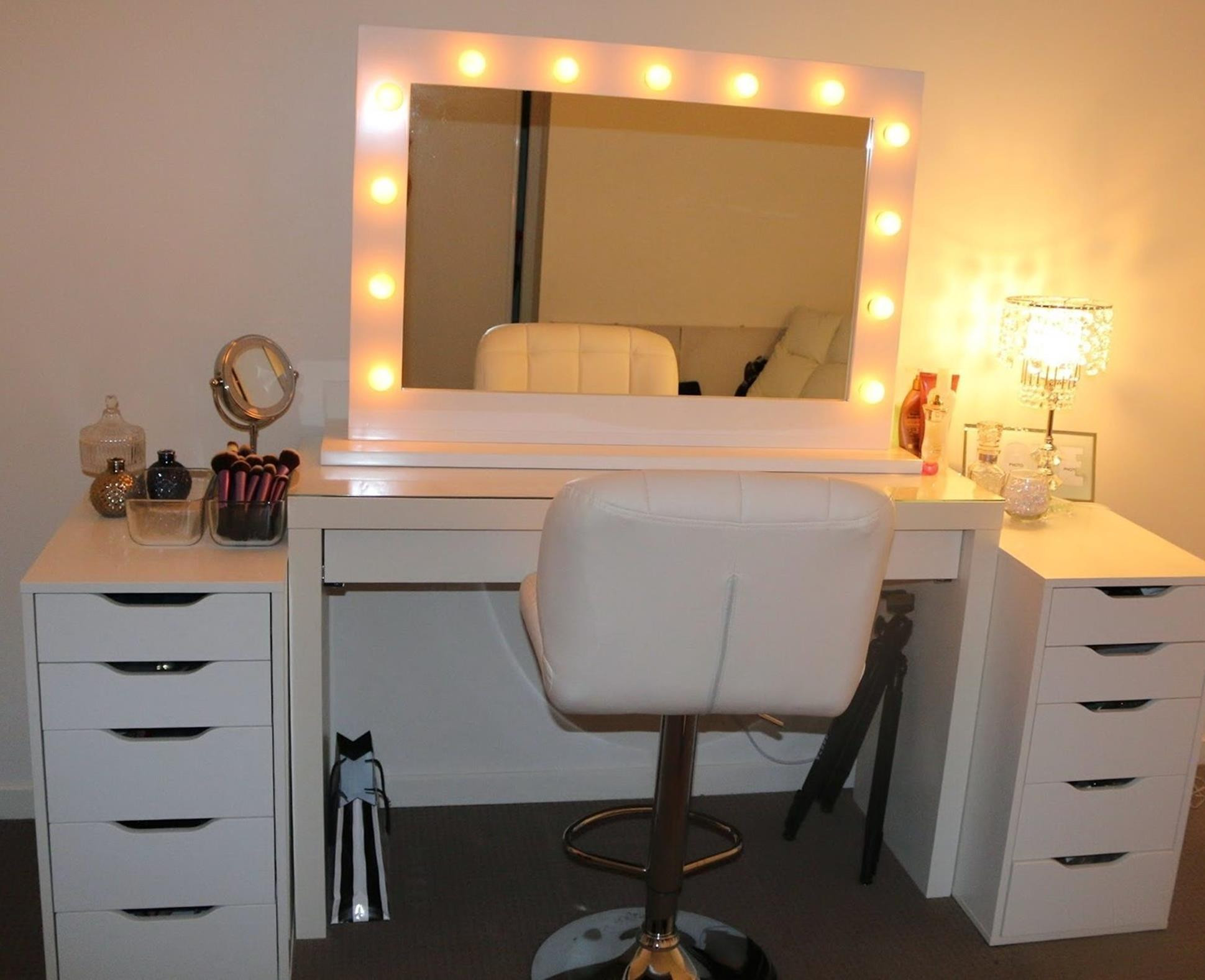 Bedroom Vanity Set With Lights
 Bedroom Vanity Set With Lights Around Mirror 25 Gon ech
