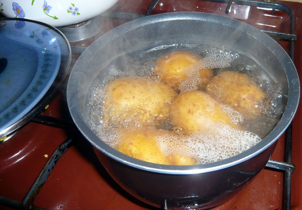 Boiling Potatoes For Mashed Potatoes
 Boiling potatoes for a simple mashed potatoes recipe