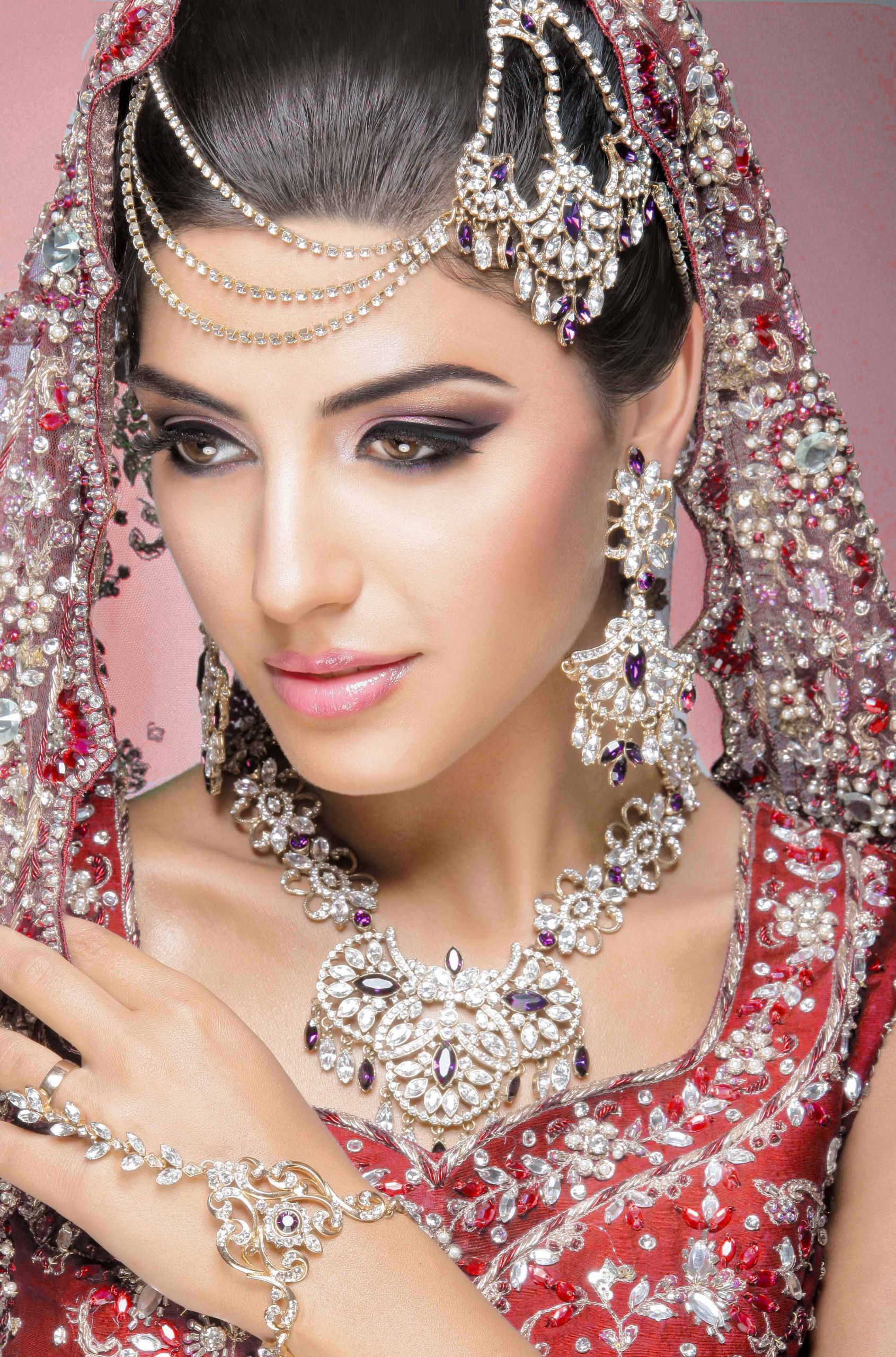 Bride Makeup Looks
 11 Simple Bridal Makeup tips for your Wedding