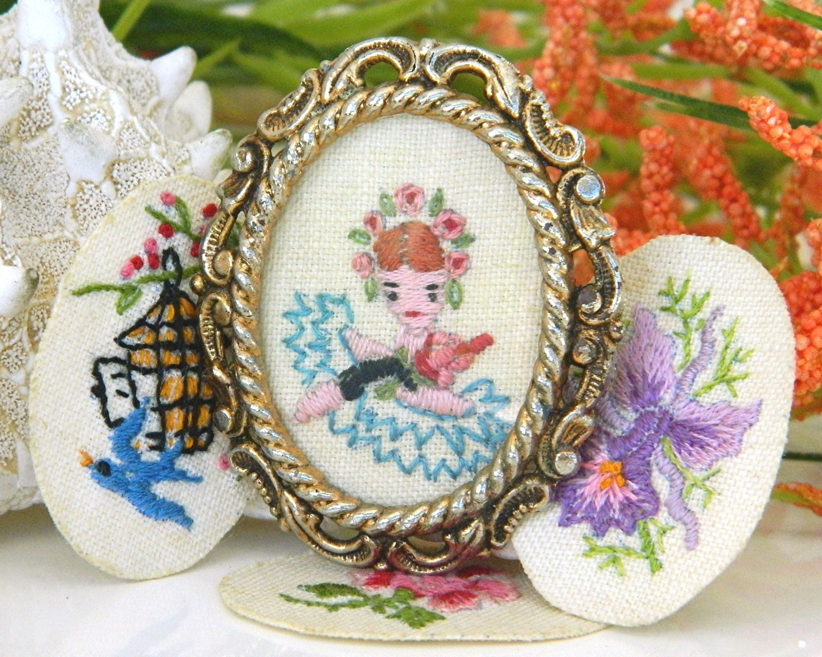 Brooches Embroidery
 Vintage Embroidered Oval Picture Frame Brooch Pin Flowers