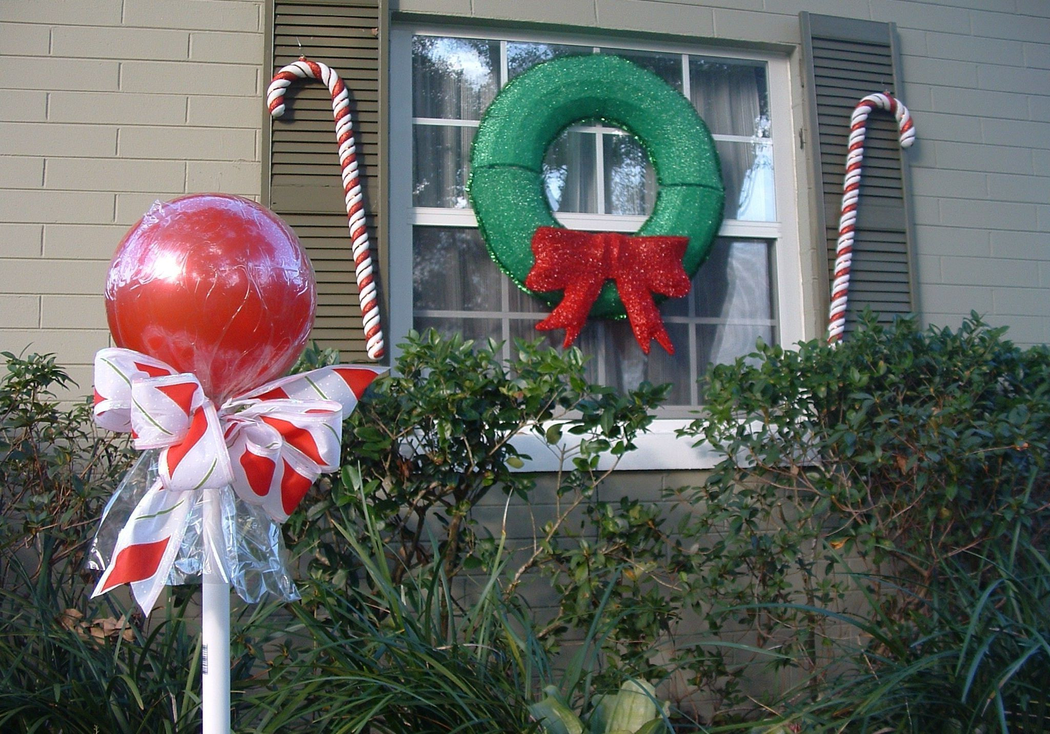 Candy Cane Outdoor Christmas Decorations
 Creative Candy Canes Outdoor Wall Decor Featuring Unique