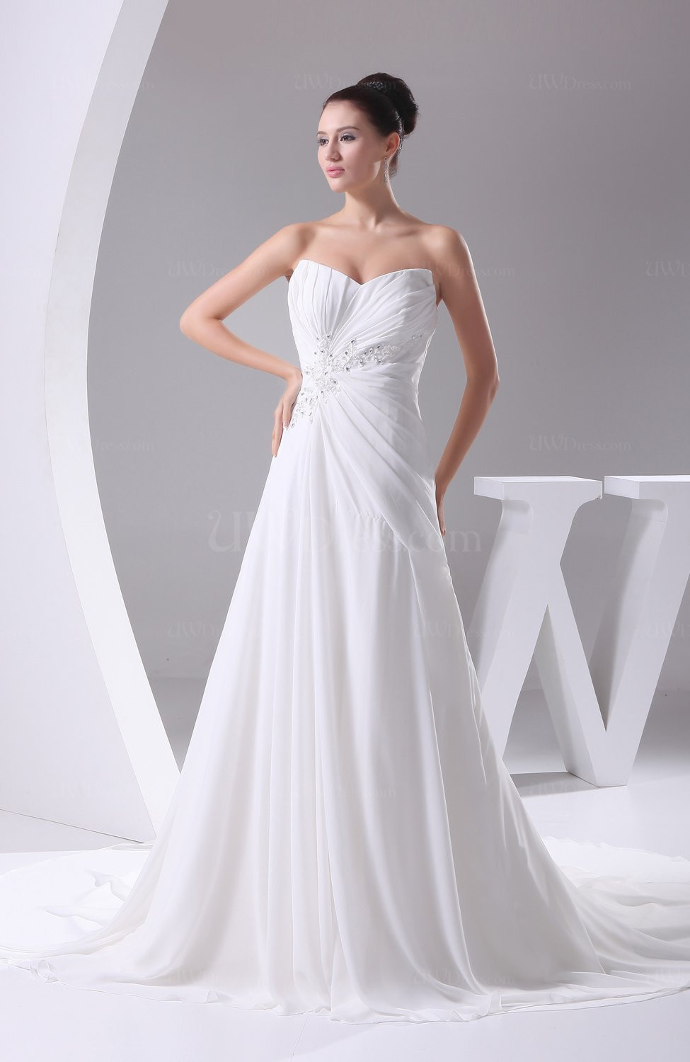 Chiffon Wedding Gowns
 White Elegant Hall A line Sweetheart Sleeveless Chiffon