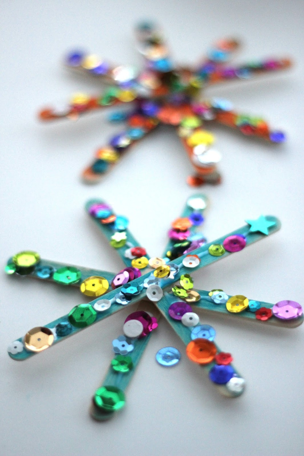 Christmas Arts And Craft Ideas For Toddlers
 Toddler Approved Sparkly Snowflake Craft for Kids