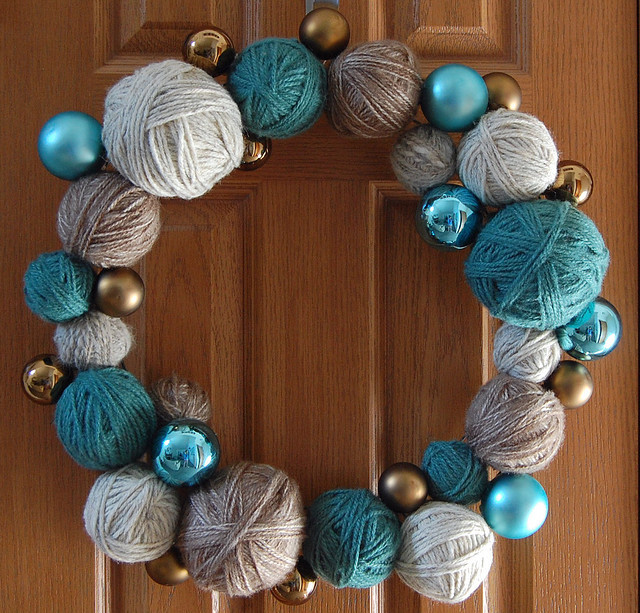 Christmas Ball Wreath DIY
 Christmas door wreaths 18 Craft ideas with cheap materials