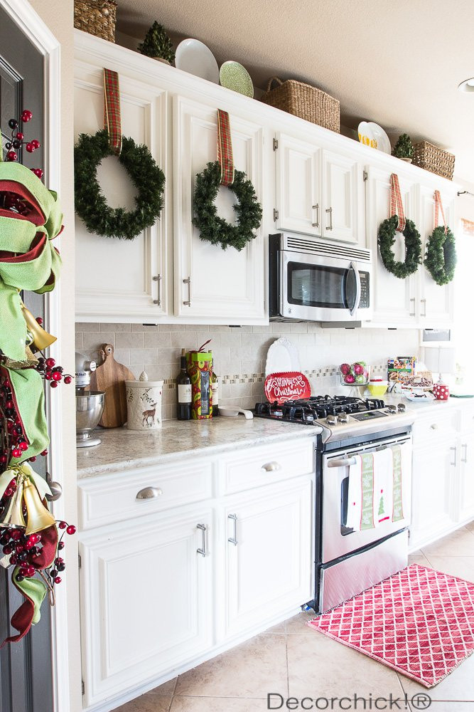 Christmas Cabinet Decorations
 17 Ways to Decorate Inside With Christmas Wreaths