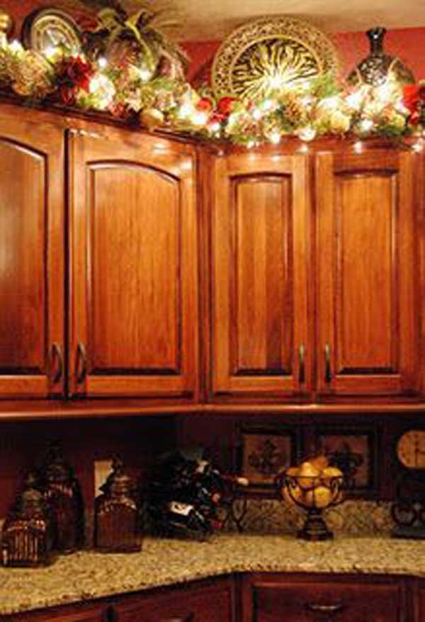 Christmas Cabinet Decorations
 24 Fun Ideas Bringing The Christmas Spirit into Your Kitchen