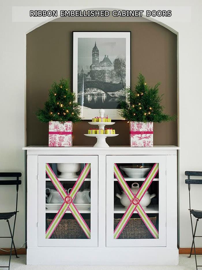 Christmas Cabinet Decorations
 Simple Ideas To Spruce Your Home For The Holidays 10 Pics