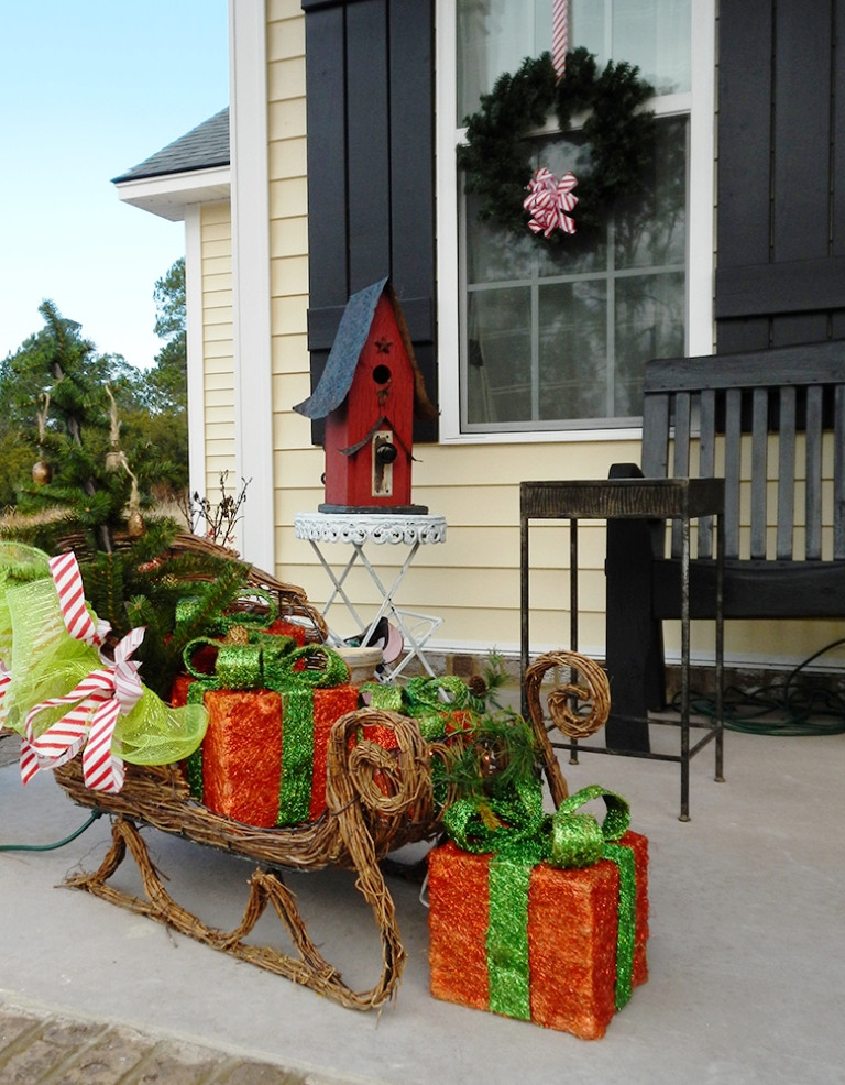 Christmas Decorated Porch
 25 Amazing Christmas Front Porch Decorating Ideas