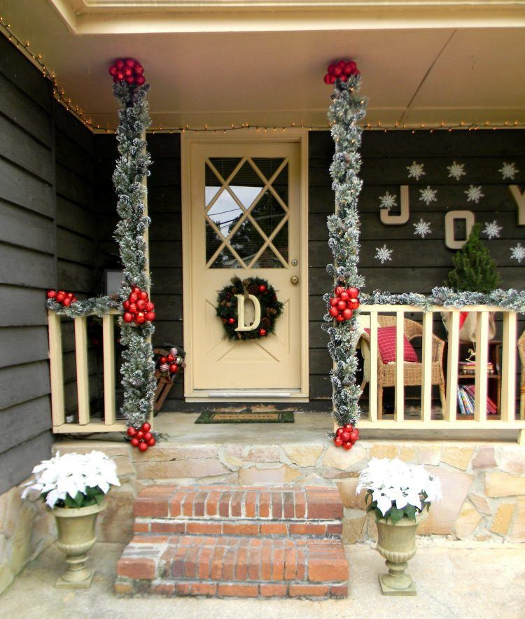 Christmas Decorated Porch
 10 Amazing Holiday Decorated Porches
