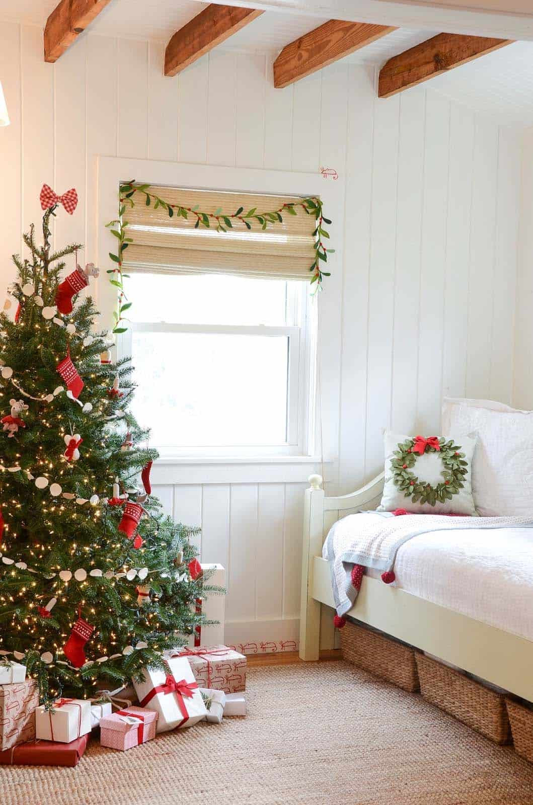 Christmas Decorations Bedroom
 35 Ways to create a Christmas wonderland in your bedroom