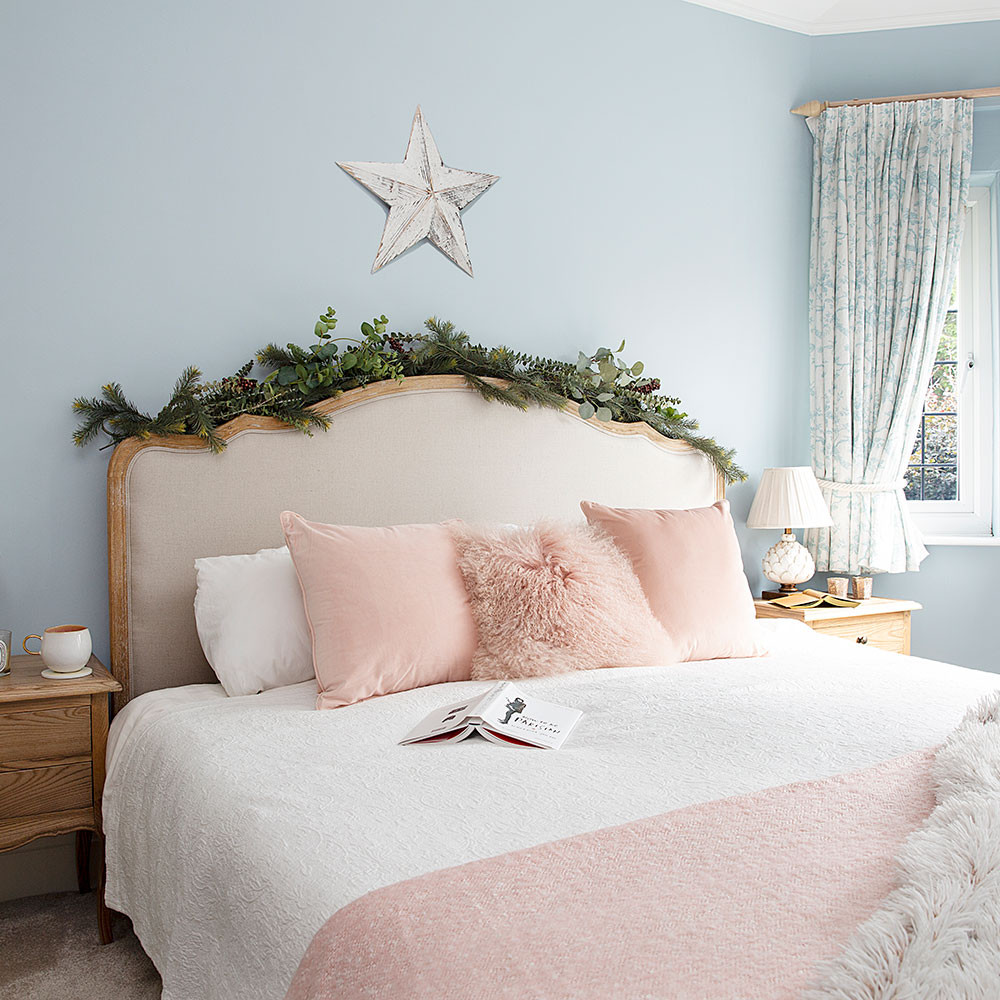 Christmas Decorations Bedroom
 Christmas bedroom decorating ideas that will make your