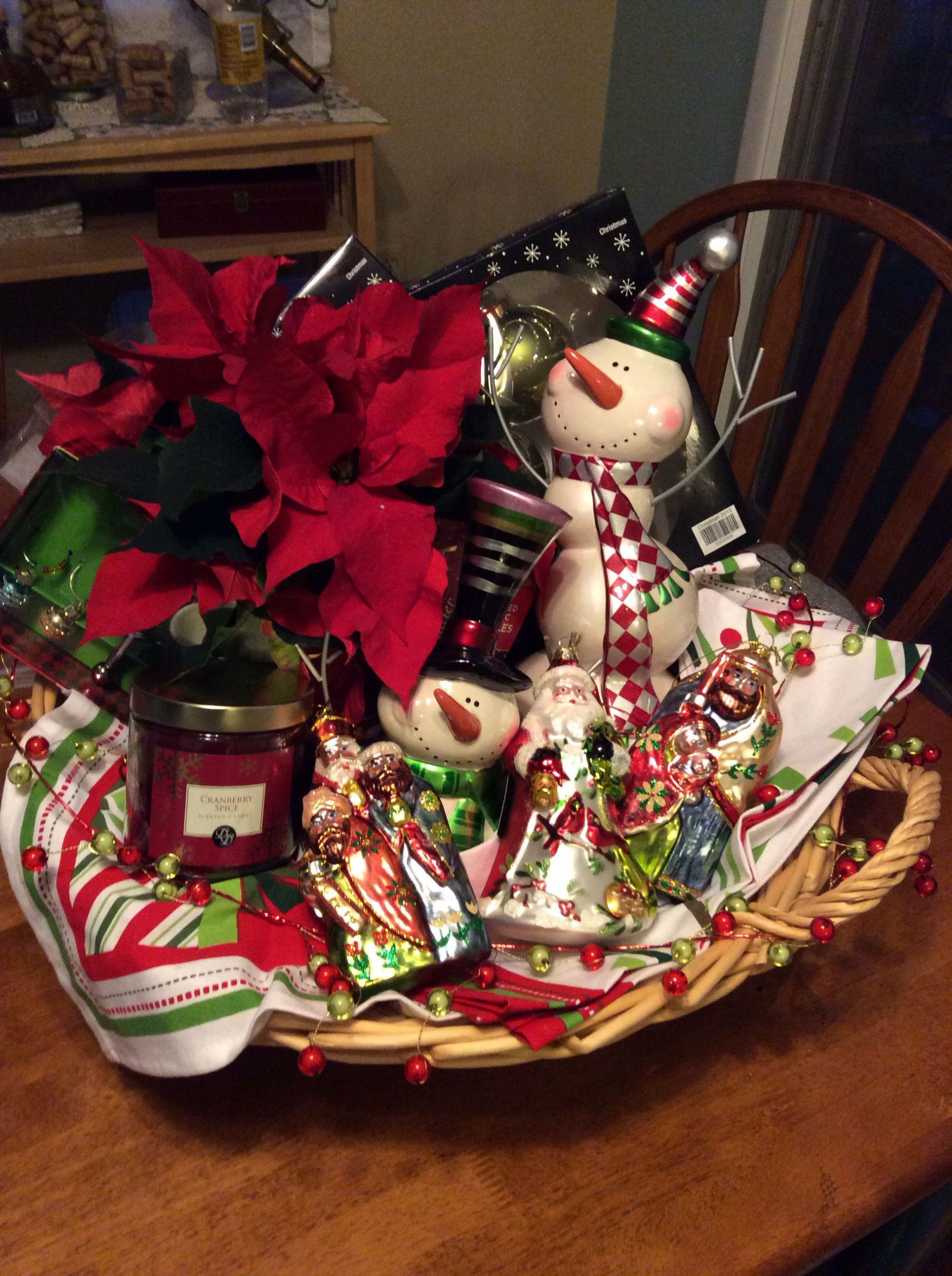 Christmas Gift Basket Ideas For Couples
 Christmas decoration t basket for a recently married