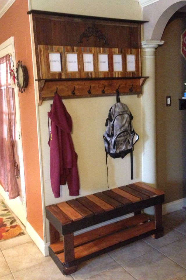 Coat Rack Bench DIY
 Pallet coat rack and bench