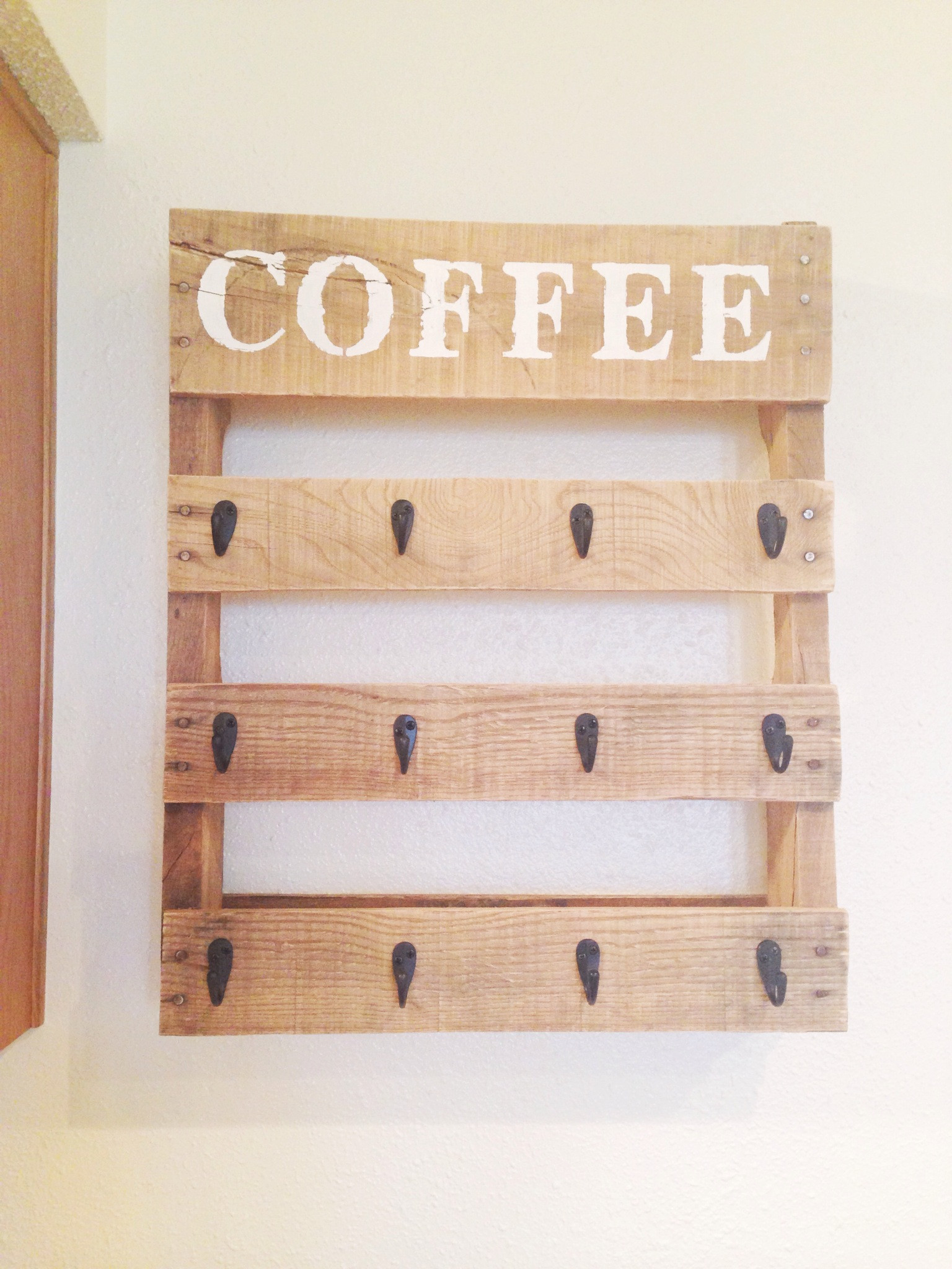 Coffee Mug Rack DIY
 DIY Pallet Coffee Cup Holder