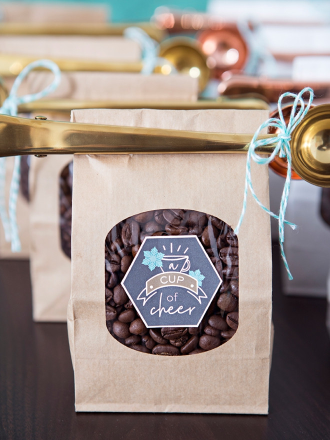Coffee Wedding Favors DIY
 These DIY Coffee Favors With Metallic Scoops Are The Cutest