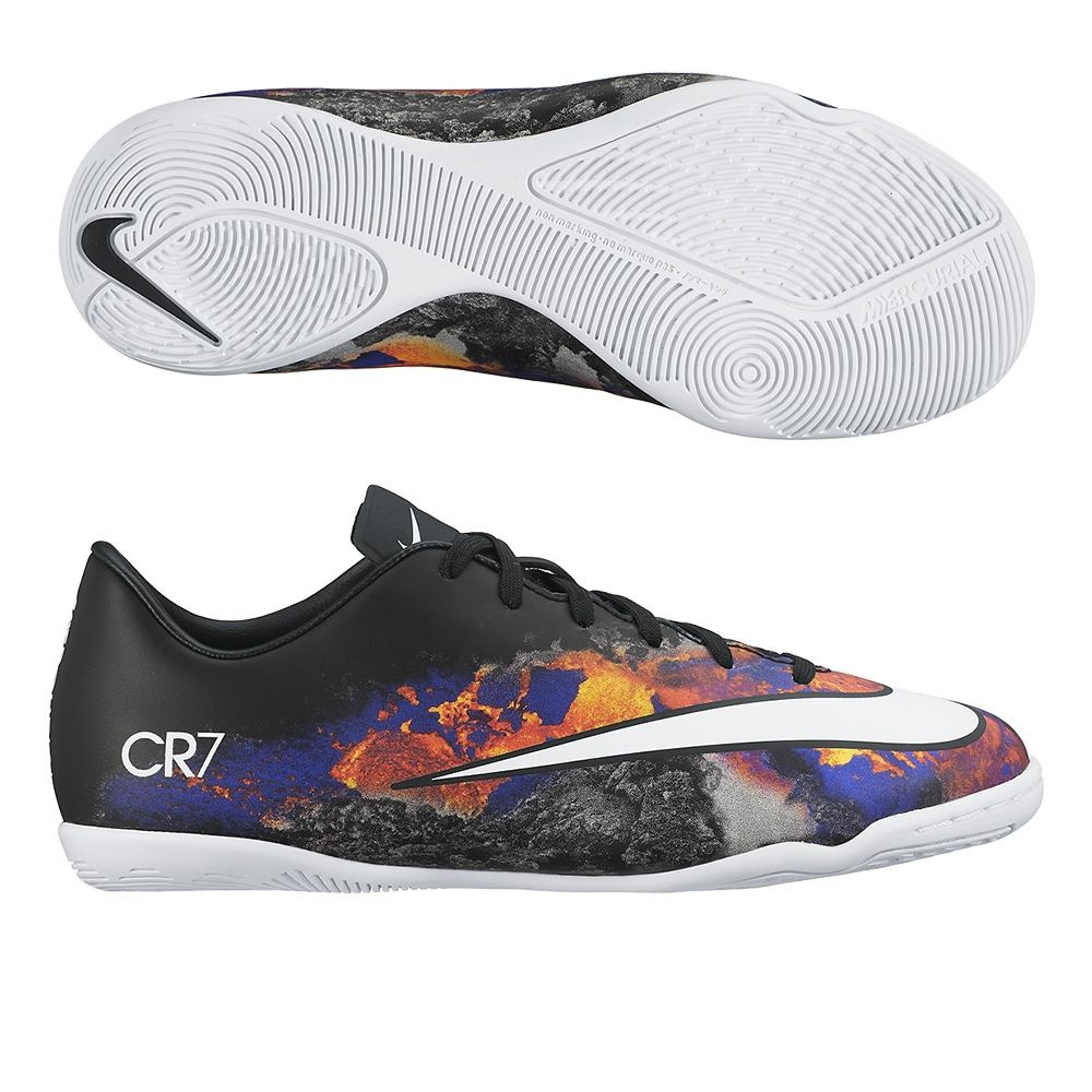 Cr7 Indoor Kids
 Kids can dominate indoor soccer with the Junior Nike CR7