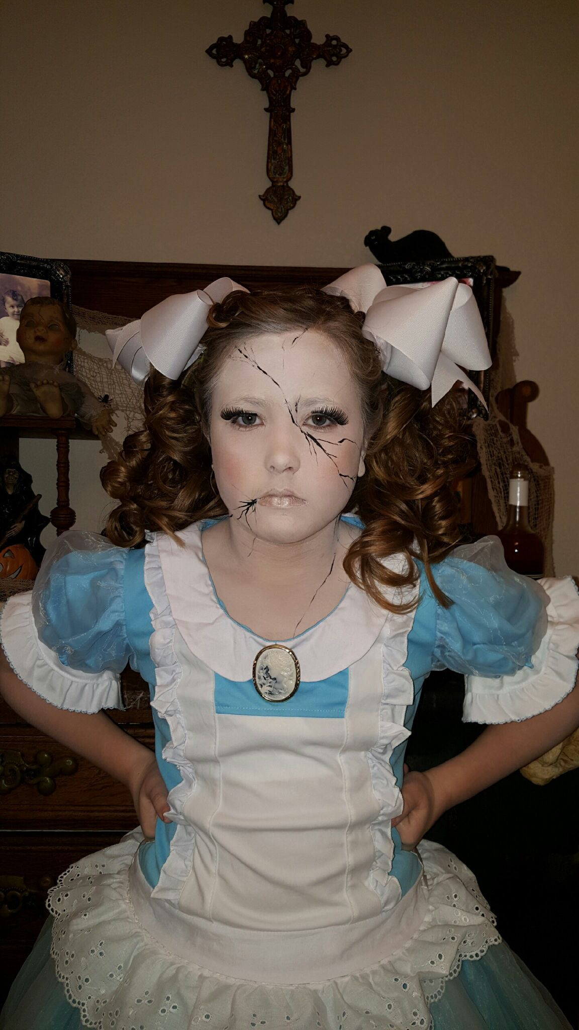 Creepy Doll Costume DIY
 Broken porcelain doll Halloween costume