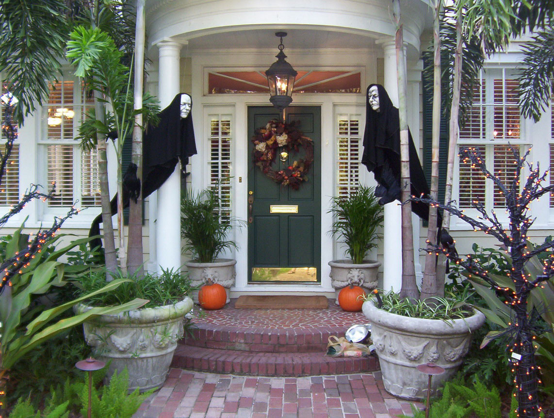 Creepy Outdoor Halloween Decorations
 30 Scary Outdoor Halloween Decor Ideas