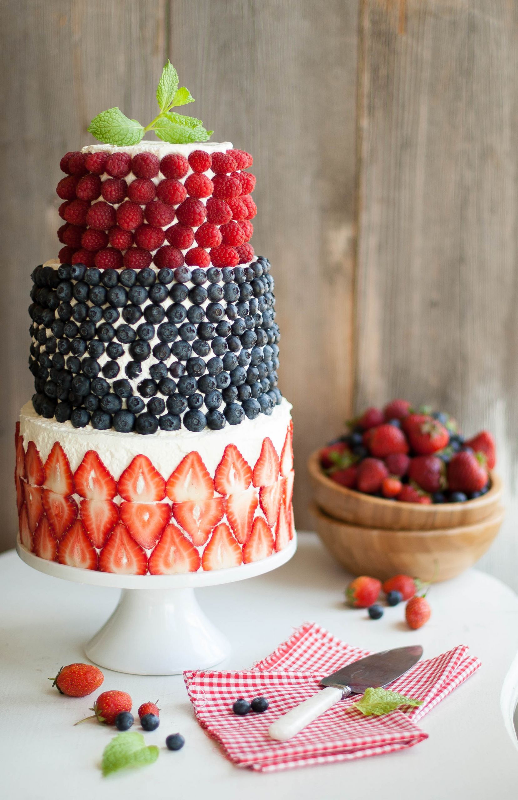 Decorate Birthday Cake
 A Berry Covered Birthday Cake a HUGE cake decorating