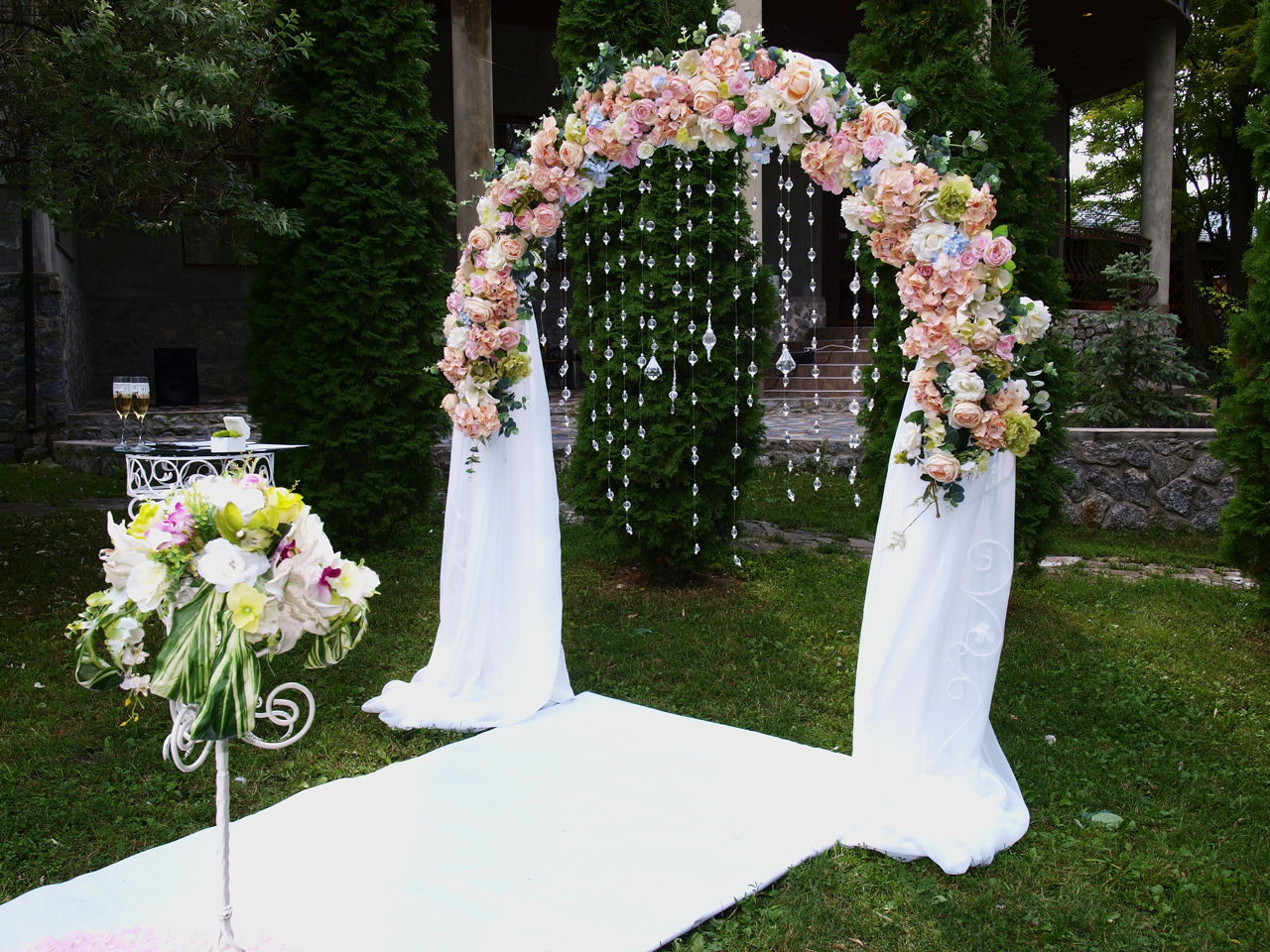 Decorated Wedding Arches
 Breathtakingly Beautiful Ways to Decorate Arches for a