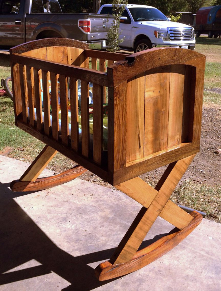 DIY Baby Bassinet
 DIY bassinet with pallets and old barn wood