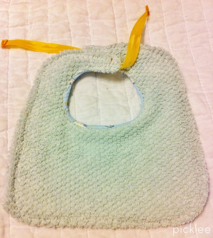 DIY Baby Bib
 DIY Baby Bib & Burp Cloth [tutorial] Picklee