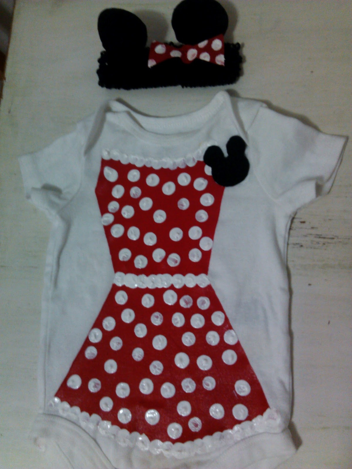 DIY Baby Onesies
 My American Confessions Friday DIY Minnie Mouse Baby esie