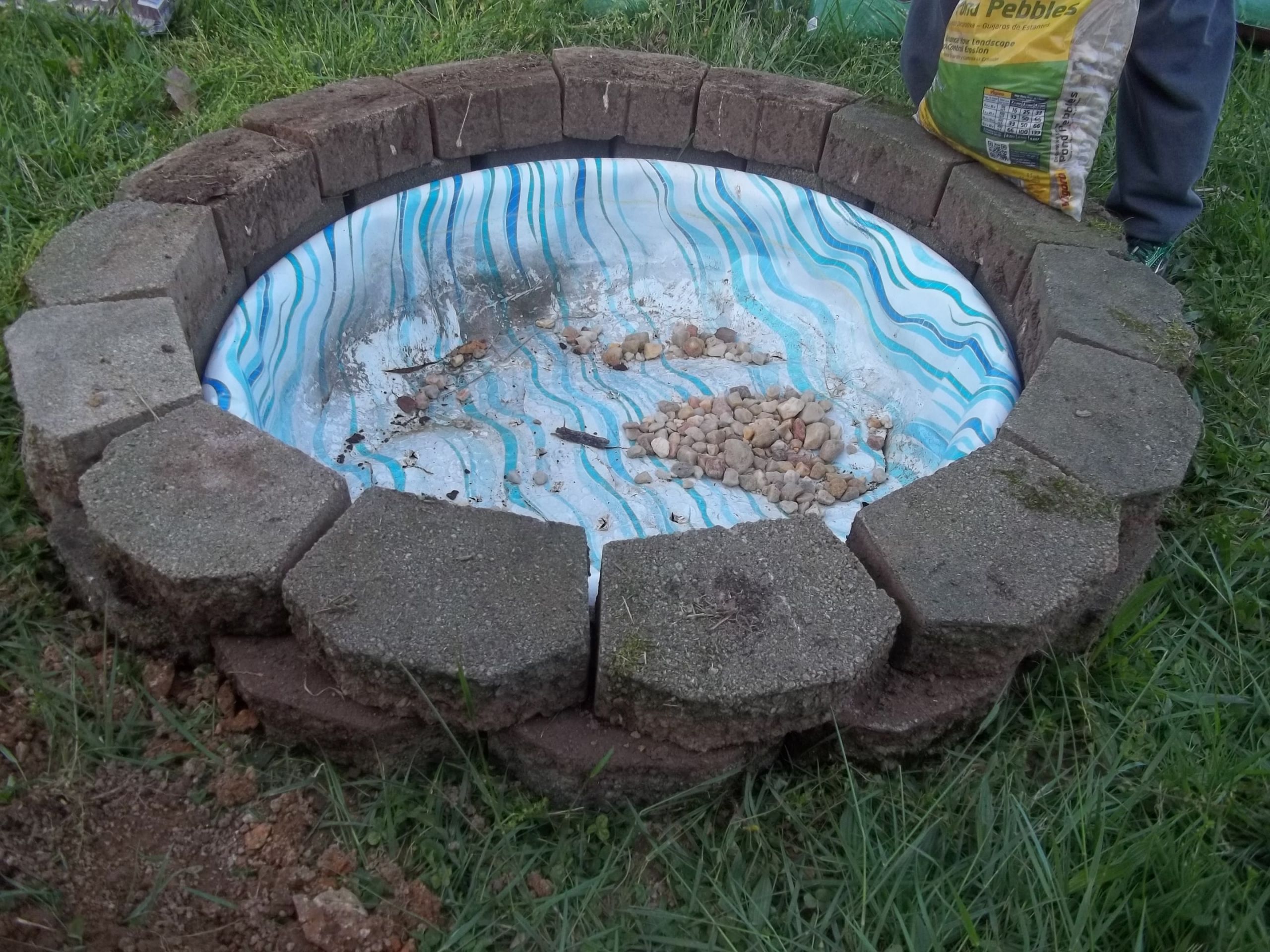 DIY Baby Pool
 Circular Raised Bed from Baby Pool DIY