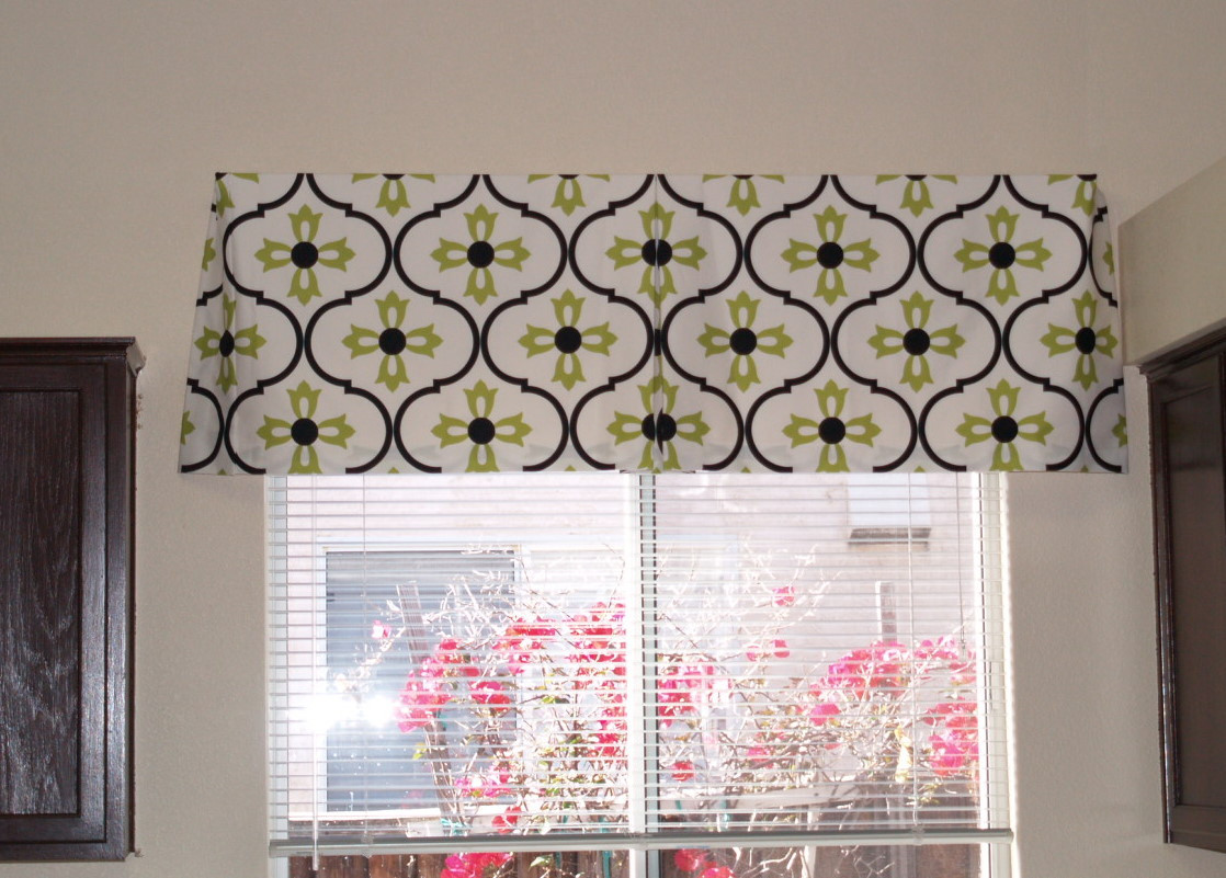 DIY Box Valance
 The Reluctant Blogger Make your own Box Pleat Valance