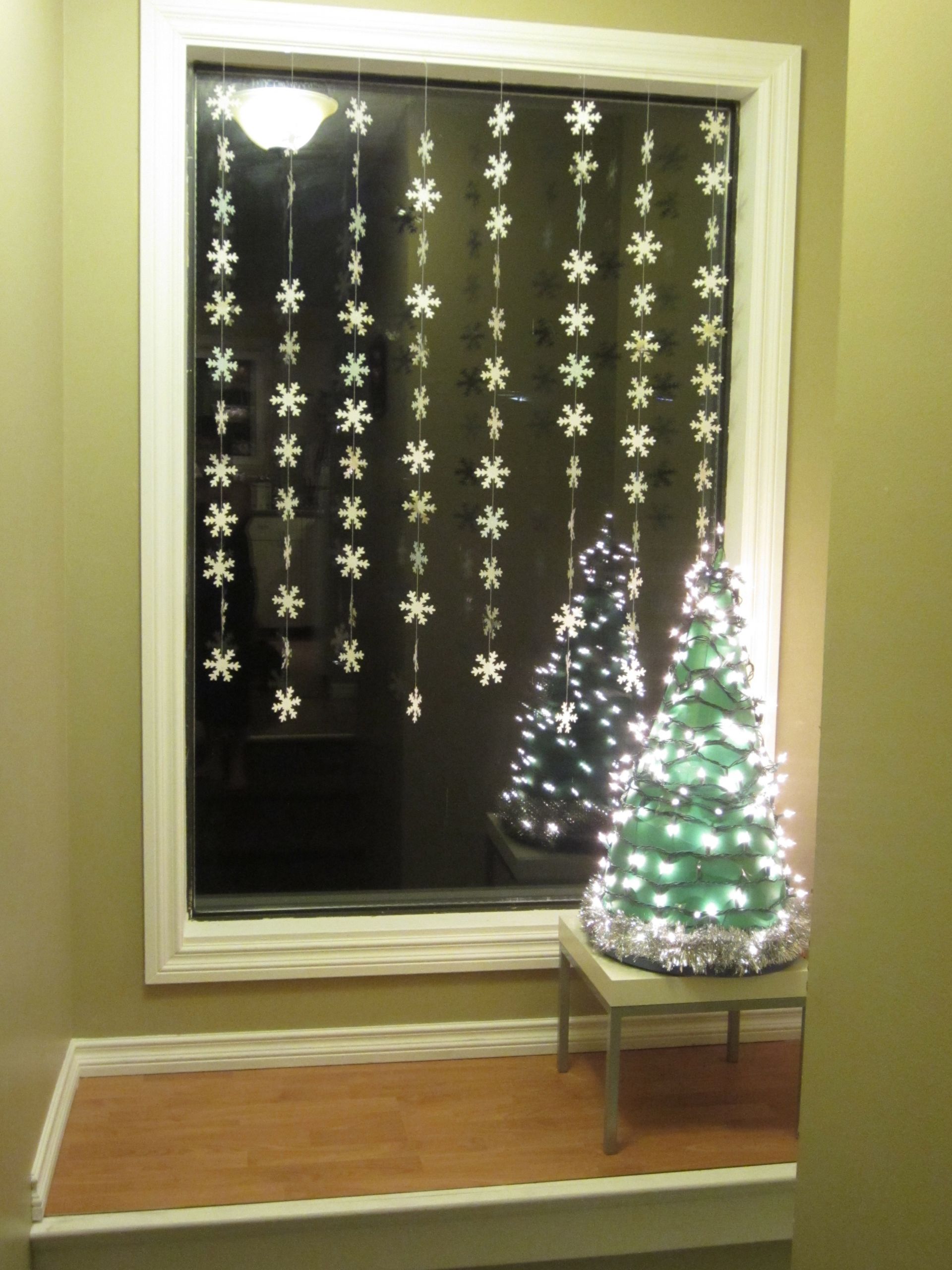 DIY Christmas Light Decorations
 DIY Light Up Christmas Tree Display