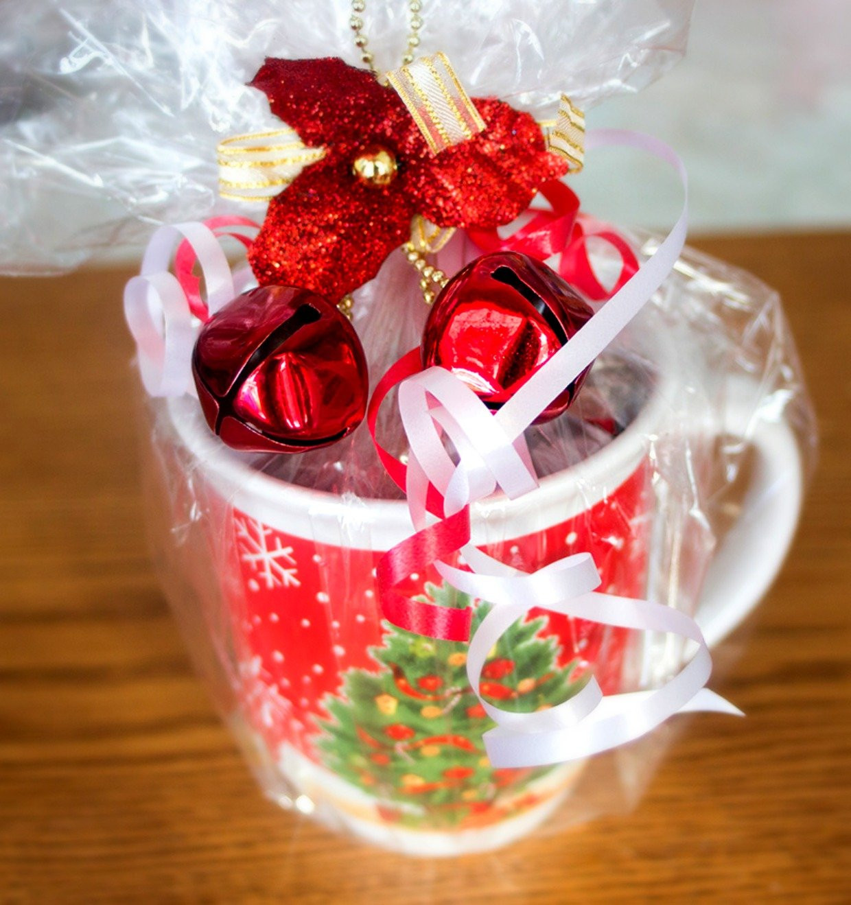 DIY Christmas Mug Gifts
 Cake in a Mug DIY Holiday Gift Idea