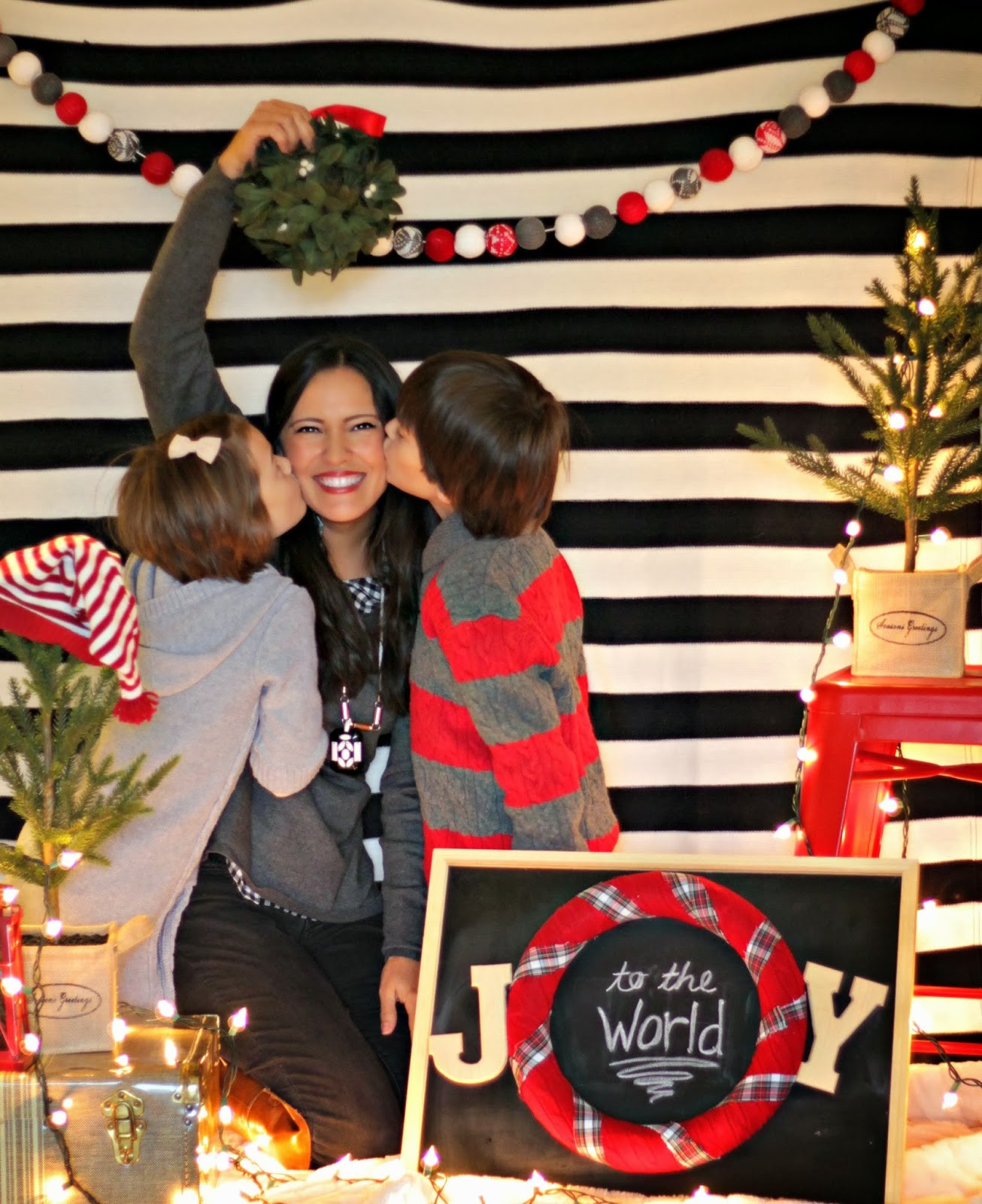 DIY Christmas Photo Backdrop
 Our Fifth House easy christmas photo backdrop
