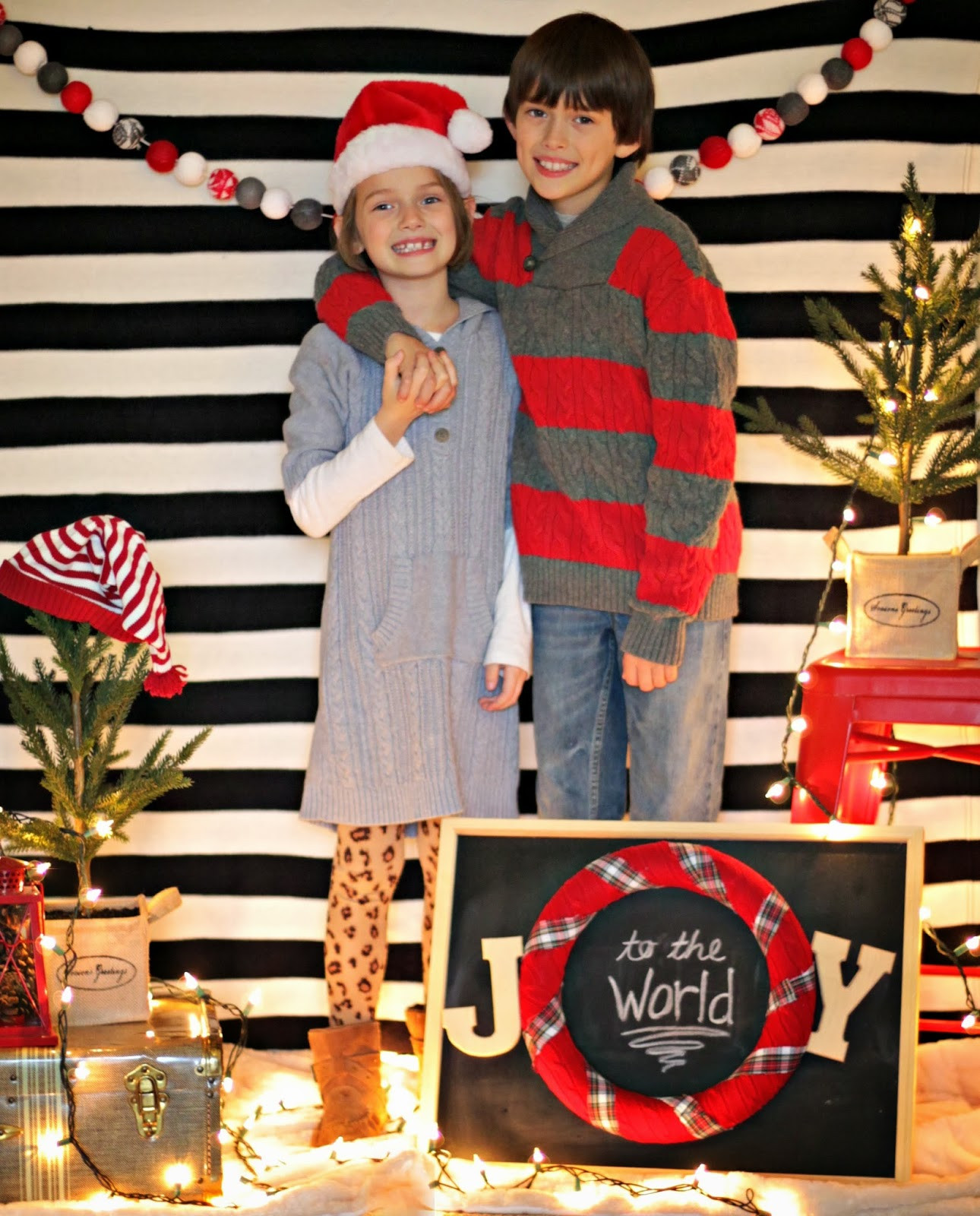DIY Christmas Photo Backdrop
 Our Fifth House easy christmas photo backdrop