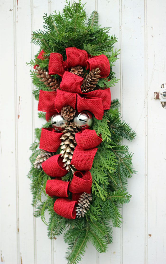 DIY Christmas Swags
 How to Make a Christmas Swag FYNES DESIGNS