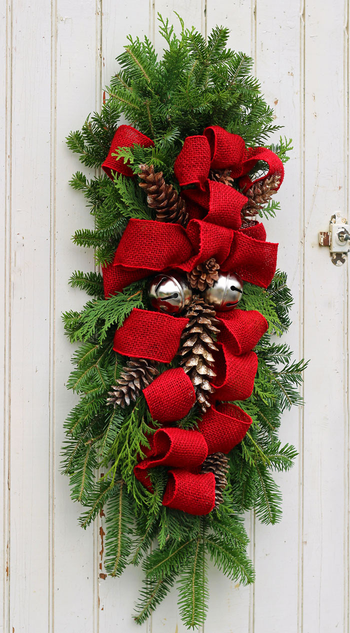 DIY Christmas Swags
 How to Make a Christmas Swag FYNES DESIGNS