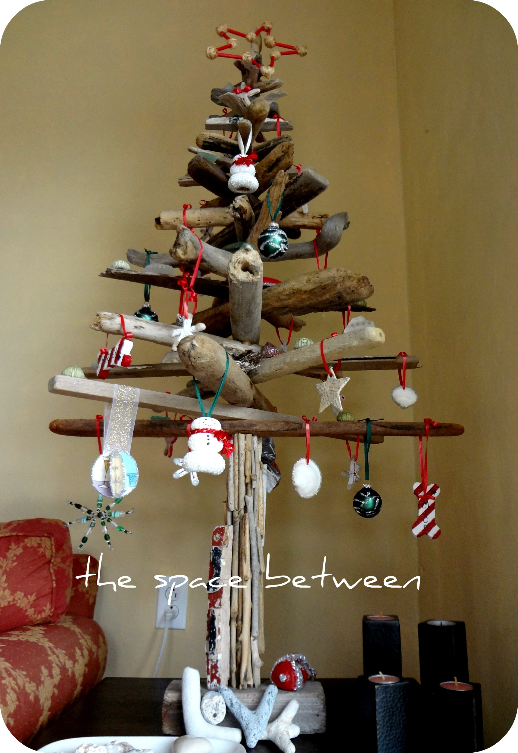 DIY Christmas Tree
 diy driftwood Christmas tree with homemade ornaments